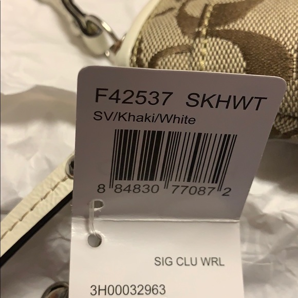 Coach wristlet/clutch signature and off-white NWT - Picture 3 of 8